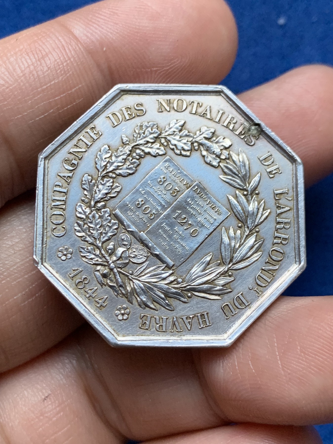 《竞宝斋》第262场-周日，周一，周二 3场连拍 (全场包邮) 法国勒阿弗尔公证人八角银质代币，查理曼与圣路易，21.02g，33.8mm，手指边铭，打孔后填补