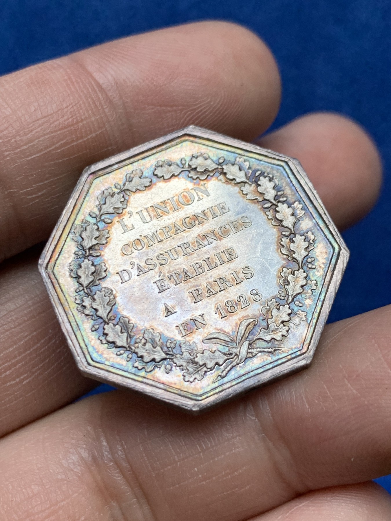 《竞宝斋》第262场-周日，周一，周二 3场连拍 (全场包邮) 法国1828年巴黎联合保险公司JETON银质八角，对边直径30.5毫米 重量12.34克，边铭：1832-1841年神灯