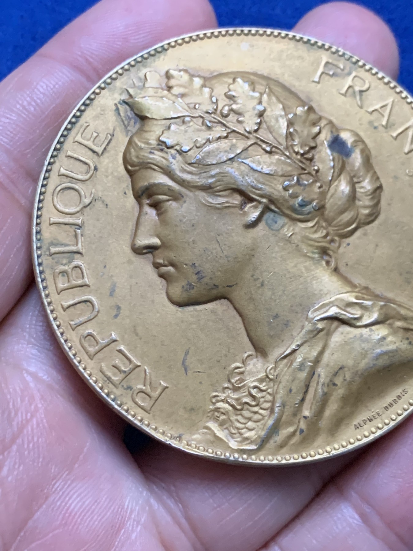 《竞宝斋》第262场-周日，周一，周二 3场连拍 (全场包邮) 法国塞纳河畔维特里园艺协会鎏金银章，86.29g，57.4m，丰饶角边铭