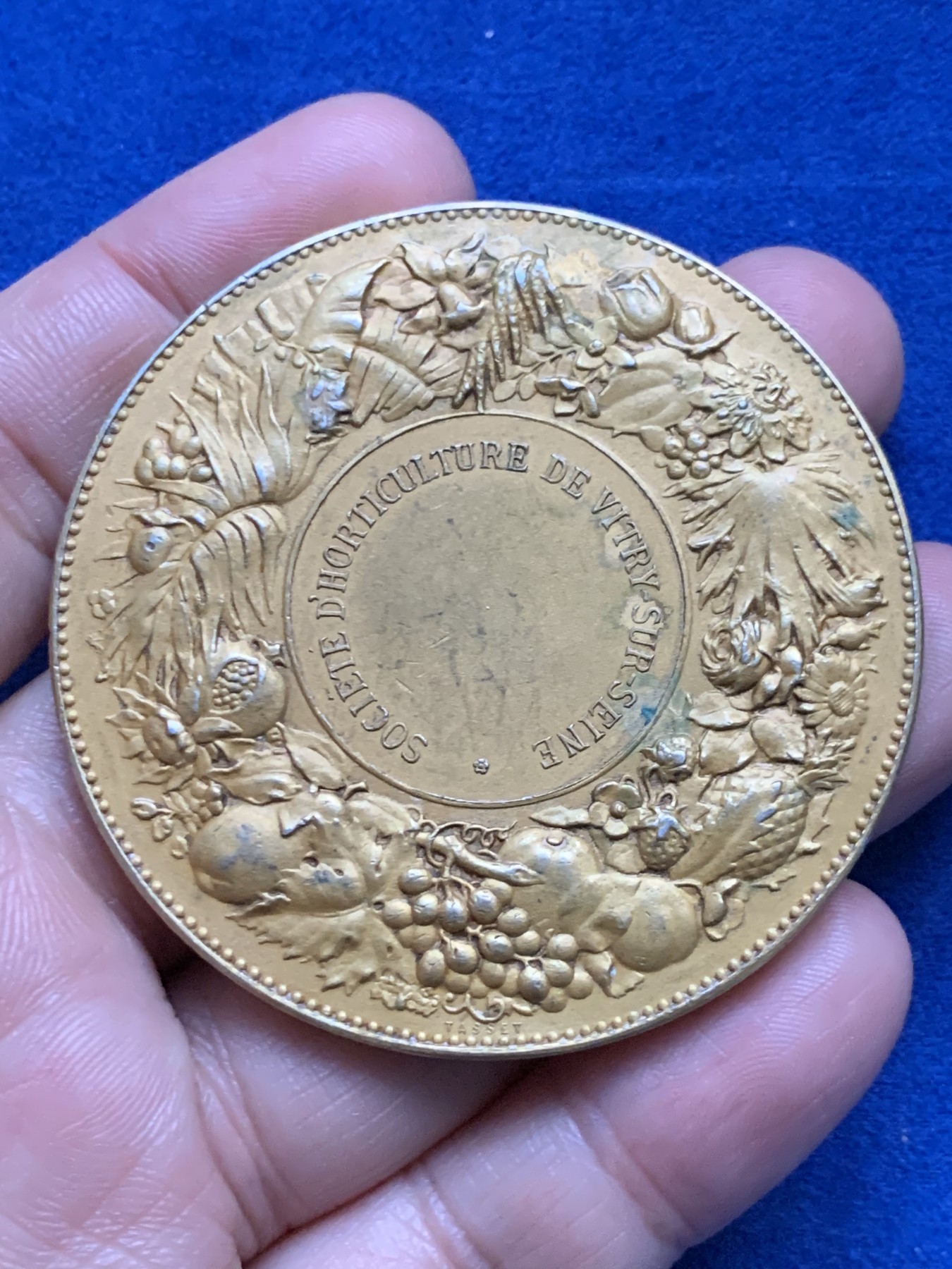 《竞宝斋》第262场-周日，周一，周二 3场连拍 (全场包邮) 法国塞纳河畔维特里园艺协会鎏金银章，86.29g，57.4m，丰饶角边铭