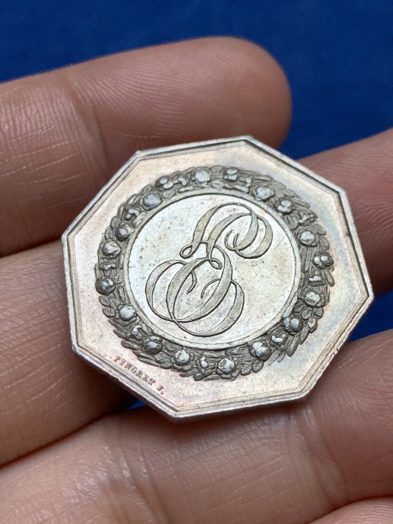 《竞宝斋》第262场-周日，周一，周二 3场连拍 (全场包邮) 法国赌场游戏八角银质代币，铭文：夜晚带来游戏和欢乐，12.55g，30.3mm，早期无边铭