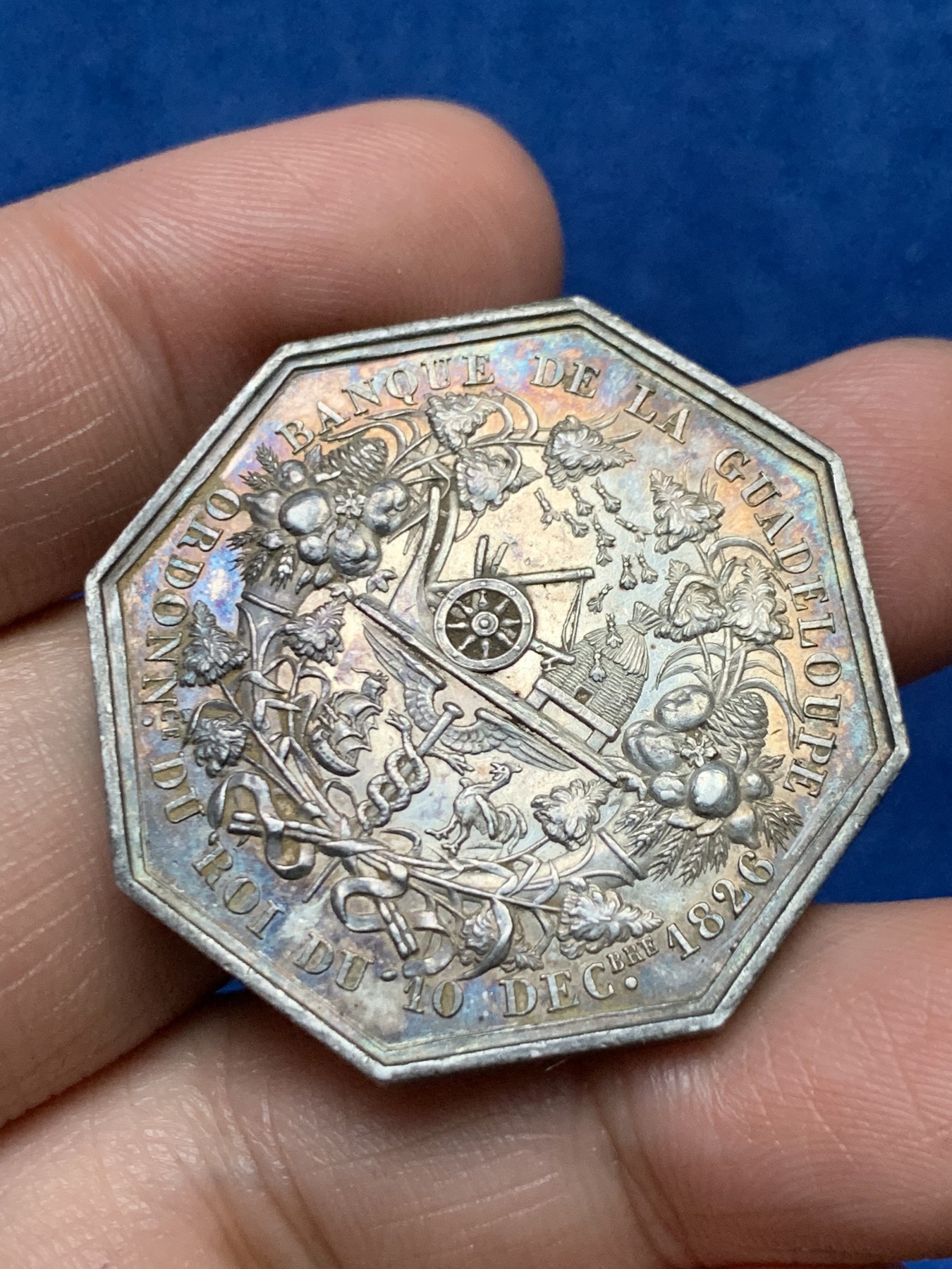 《竞宝斋》第262场-周日，周一，周二 3场连拍 (全场包邮) 法国1826年海外省份瓜德鲁普银行八角银章，17.95g，35.6mm，早期无边铭