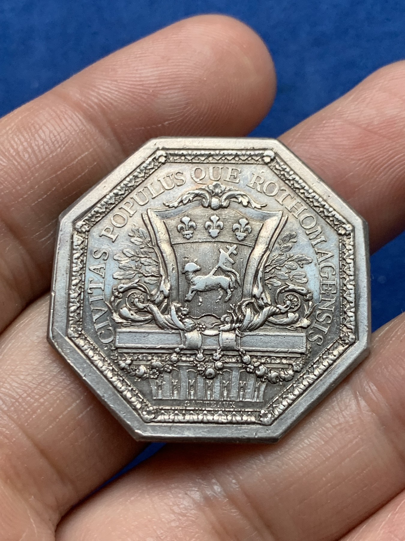 《竞宝斋》第262场-周日，周一，周二 3场连拍 (全场包邮) 法国路易十六时期鲁昂城市八角银质代币，17.49g，34mm，早期无边铭