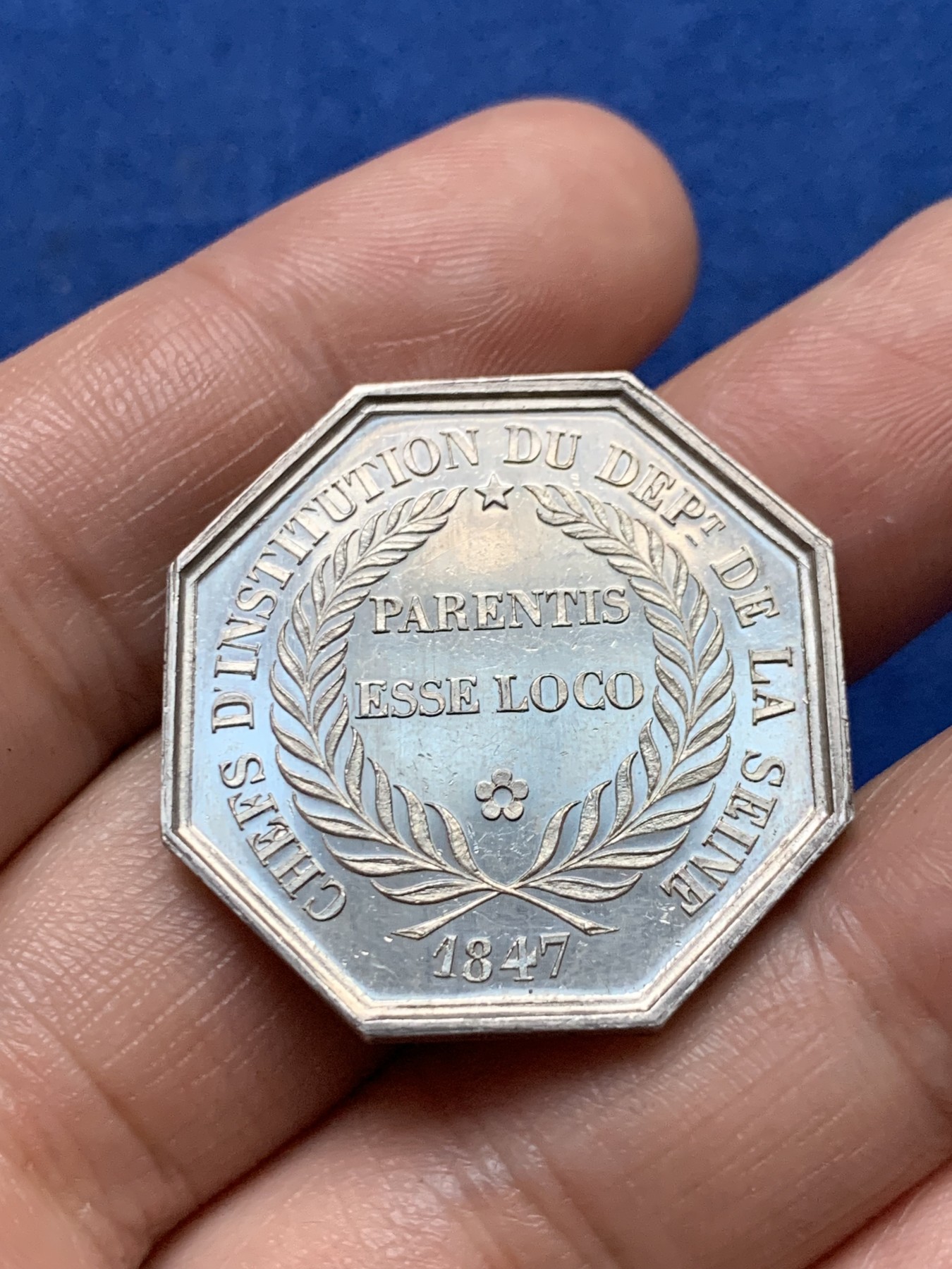 《竞宝斋》第262场-周日，周一，周二 3场连拍 (全场包邮) 法国1860-1879八角银质代币，塞纳省教育机构，查理大帝 蜜蜂边铭 重量15.45克，直径31毫米