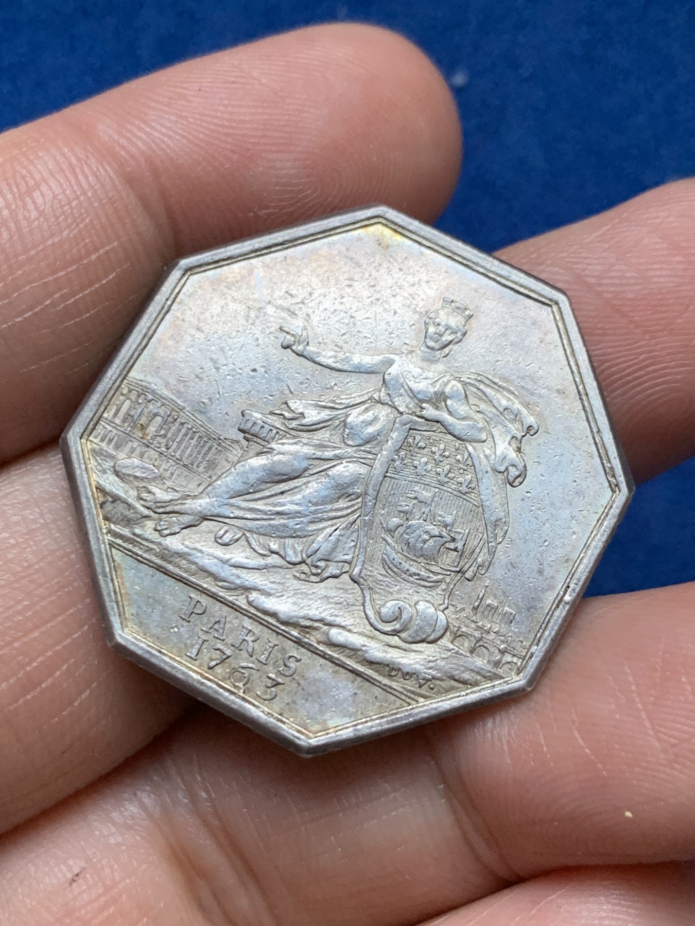 《竞宝斋》第262场-周日，周一，周二 3场连拍 (全场包邮) 法国1763年八角代用银币，带有巴黎教务长庞卡雷的纹章，背后建筑罗浮宫和巴黎圣母院，13.45g，32.2mm，早期无边铭