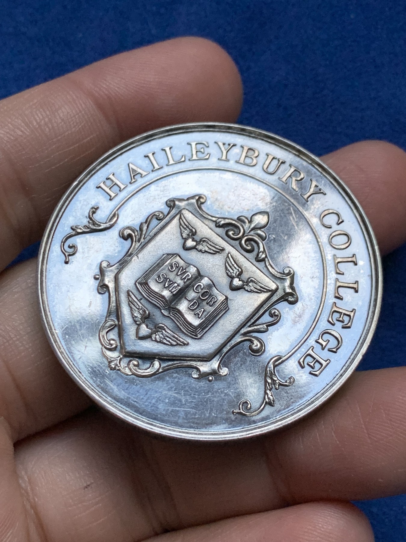 《竞宝斋》第262场-周日，周一，周二 3场连拍 (全场包邮) 英国1911年黑利伯里学院银质奖章，47.39g，44.6mm