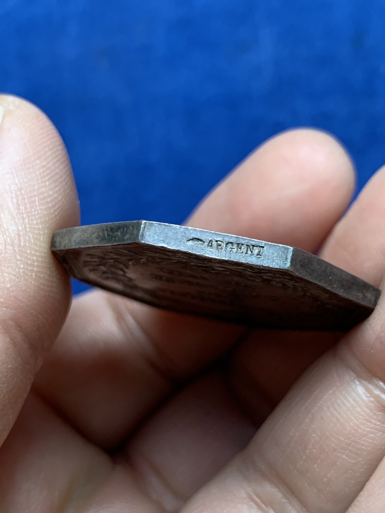 《竞宝斋》第262场-周日，周一，周二 3场连拍 (全场包邮) 法国八角银章，法兰西银行，铭文：智慧决定财富，24.92g，36.4mm，1845-1860手指边铭