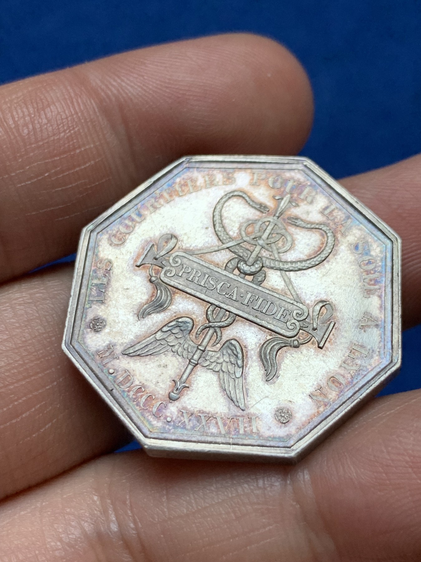 《竞宝斋》第262场-周日，周一，周二 3场连拍 (全场包邮) 法国里昂丝绸经纪人银质八角代币，边道犀利，15.83g，31.7mm，手指边铭