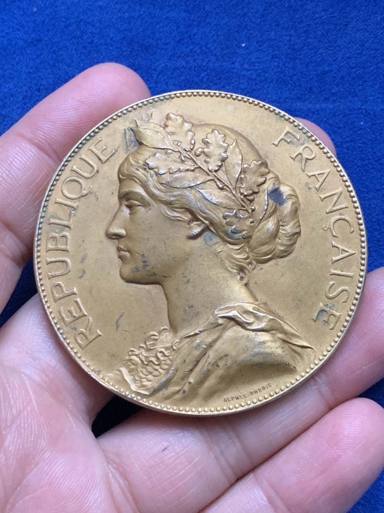 《竞宝斋》第262场-周日，周一，周二 3场连拍 (全场包邮) 法国塞纳河畔维特里园艺协会鎏金银章，86.29g，57.4m，丰饶角边铭