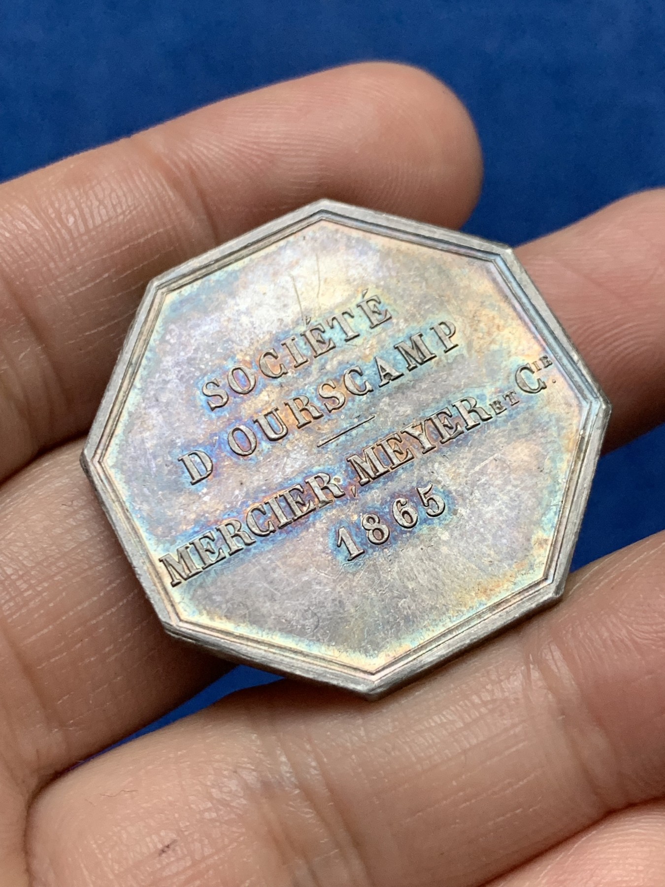 《竞宝斋》第262场-周日，周一，周二 3场连拍 (全场包邮) 法国名誉品“我们的营地”公司八角银质代币，栩栩如生的熊，宛如油画般的风景，17.92g，34.3mm，蜜蜂边铭