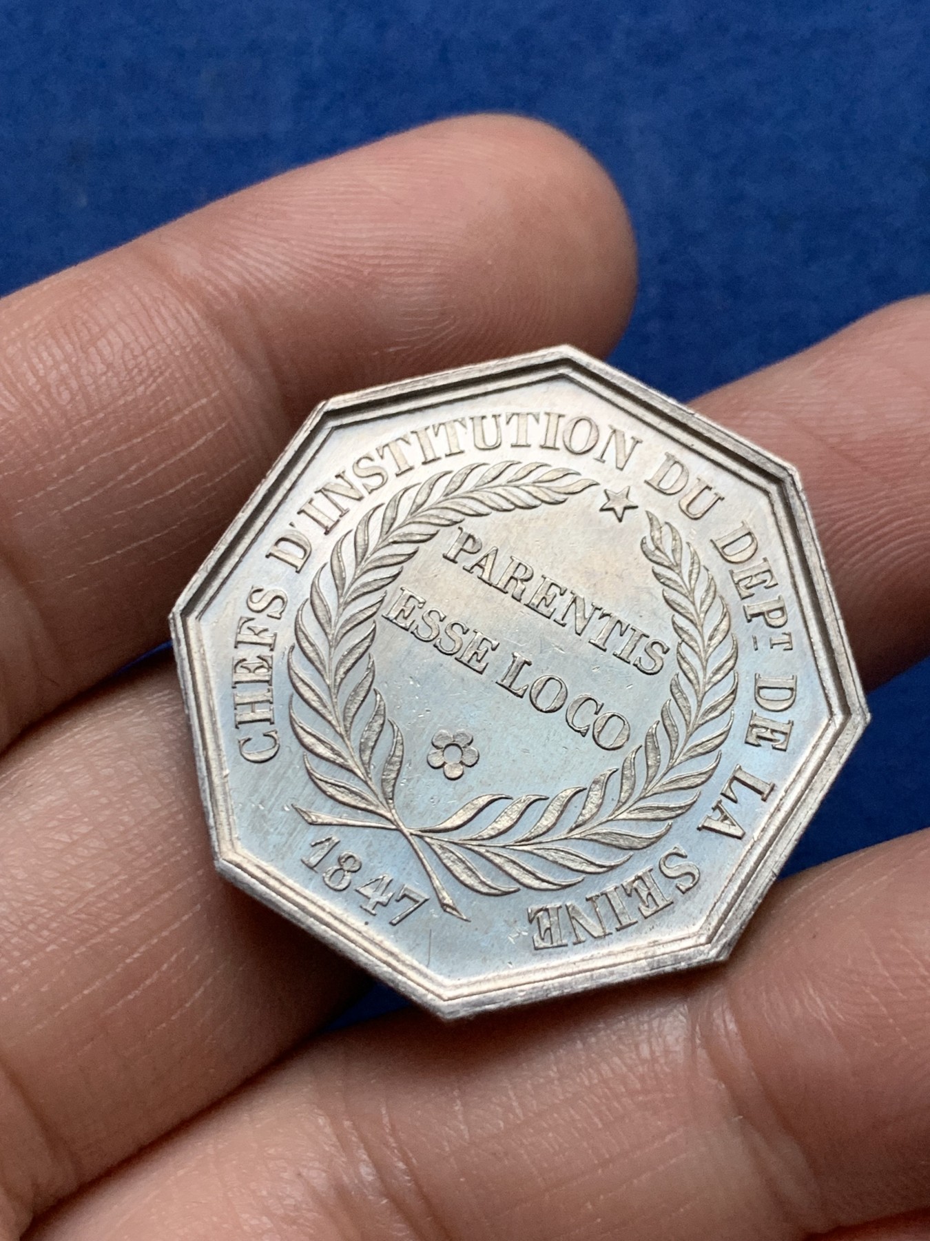 《竞宝斋》第262场-周日，周一，周二 3场连拍 (全场包邮) 法国1860-1879八角银质代币，塞纳省教育机构，查理大帝 蜜蜂边铭 重量15.45克，直径31毫米