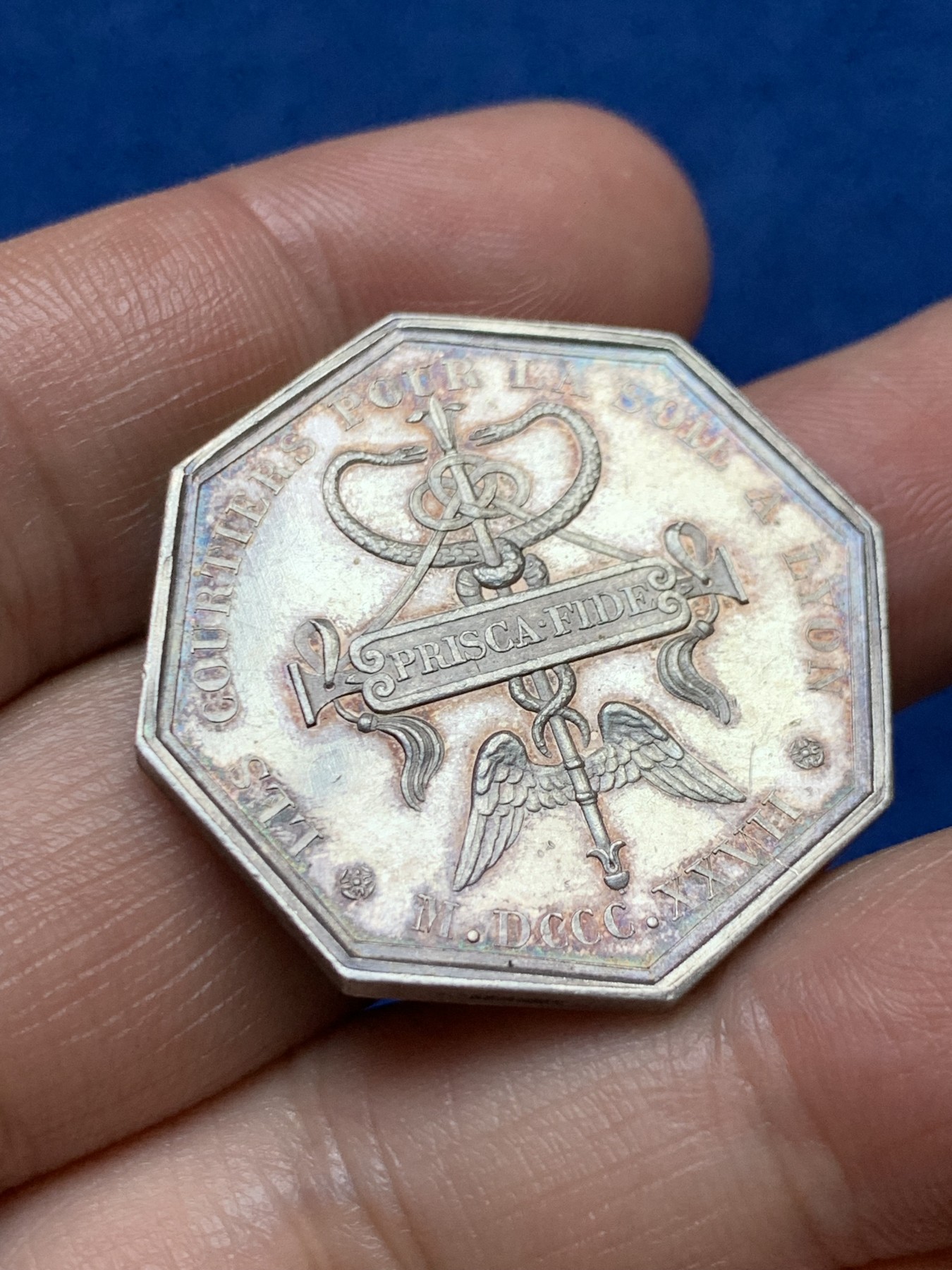 《竞宝斋》第262场-周日，周一，周二 3场连拍 (全场包邮) 法国里昂丝绸经纪人银质八角代币，边道犀利，15.83g，31.7mm，手指边铭