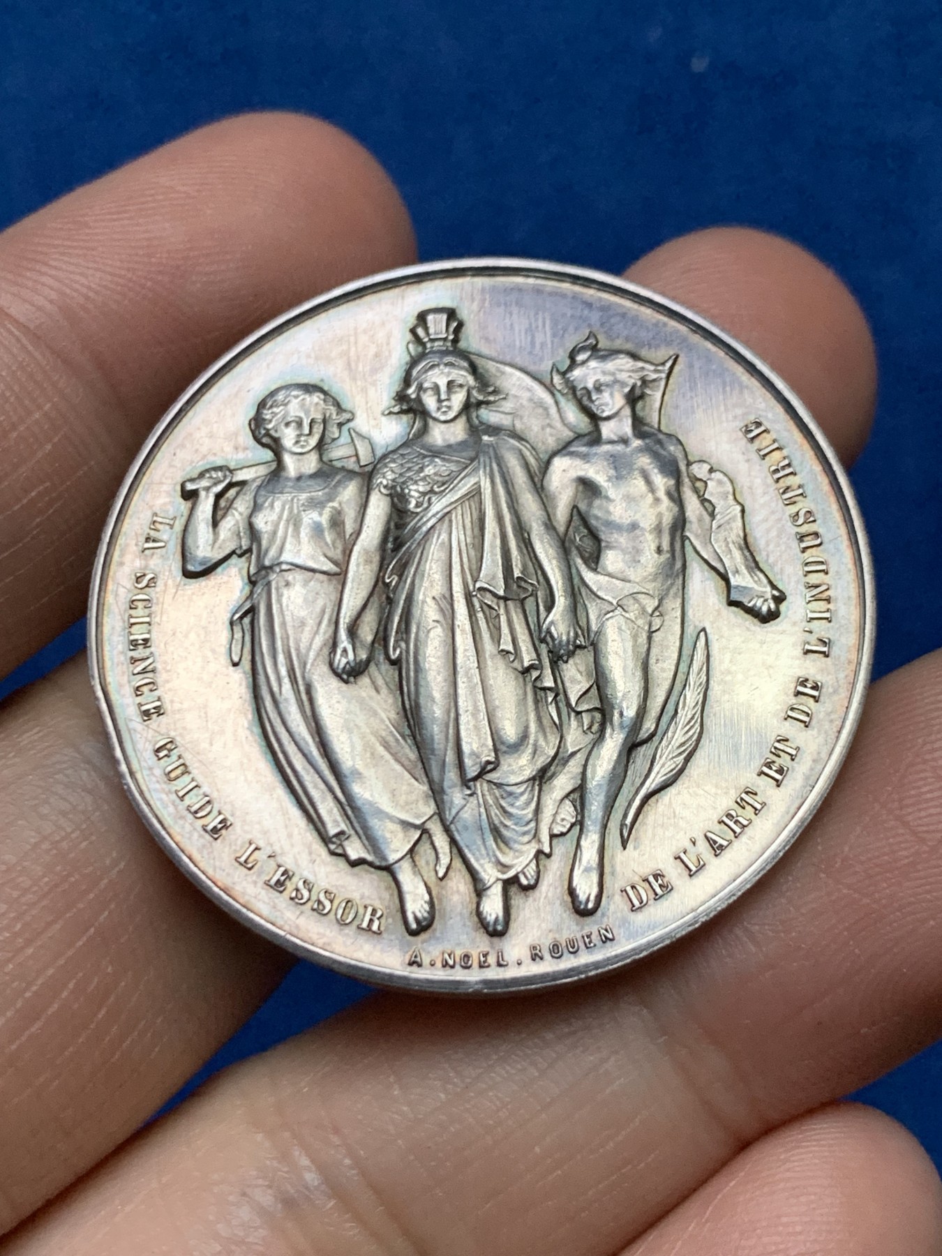 《竞宝斋》第262场-周日，周一，周二 3场连拍 (全场包邮) 法国银质jeton，诺曼底塞纳河畔商业和工业模拟自由公司，铭文：科学引导艺术和工业的发展，背面头像是高乃衣，22.82g，38.6mm，丰饶角边铭，8点方向有磕