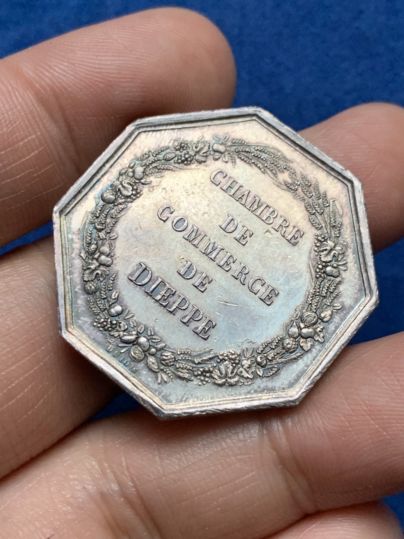 《竞宝斋》第262场-周日，周一，周二 3场连拍 (全场包邮) 法国银质jeton八角代币，迪耶普商会，17.09g，33.6mm，蜜蜂边铭