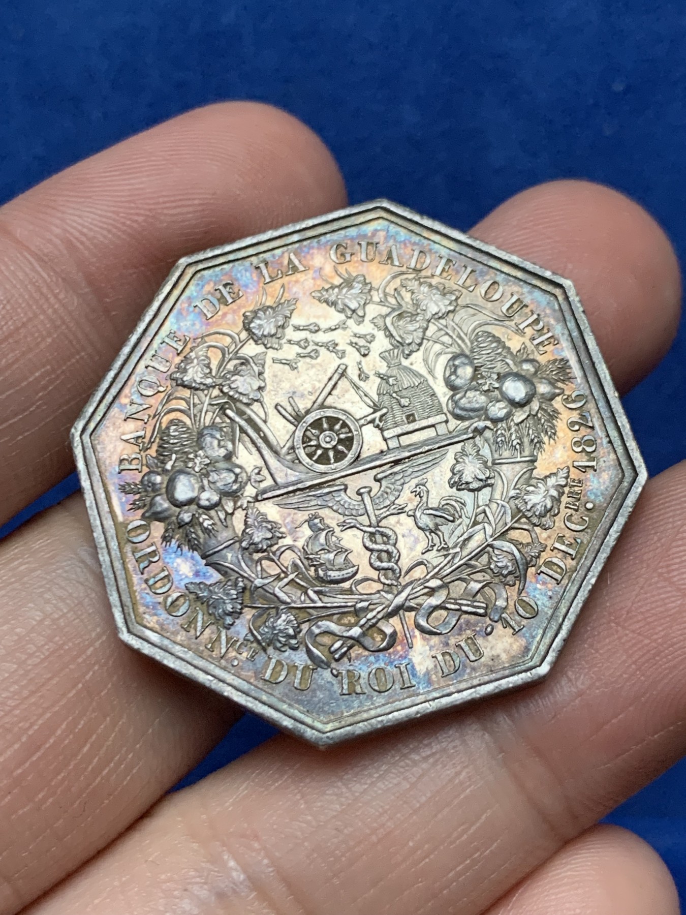 《竞宝斋》第262场-周日，周一，周二 3场连拍 (全场包邮) 法国1826年海外省份瓜德鲁普银行八角银章，17.95g，35.6mm，早期无边铭