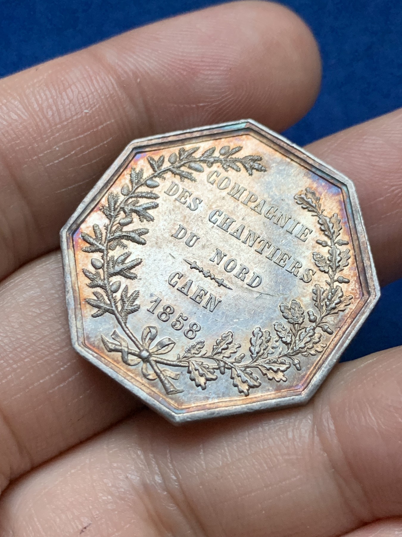 《竞宝斋》第262场-周日，周一，周二 3场连拍 (全场包邮) 法国诺曼底卡昂北部商船公司八角银质代币，14.49g，30.8mm，手指边铭，首见品种