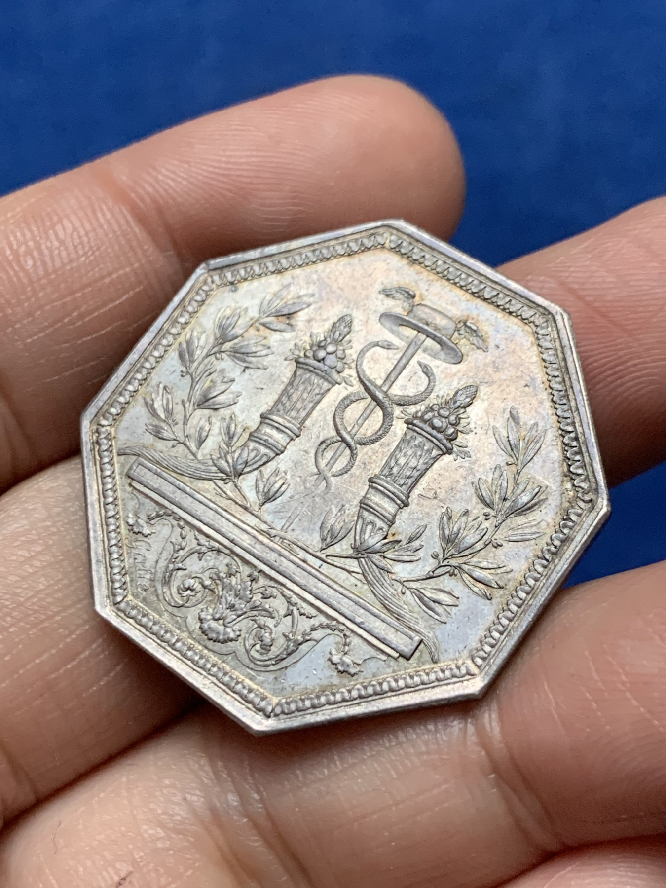 《竞宝斋》第262场-周日，周一，周二 3场连拍 (全场包邮) 法国巴黎贴现银行八角银章，14.53g，33.7mm，早期无边铭