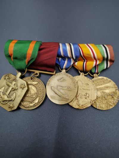 老王徽章第三十六期 - 美国海军二战五联排奖章    早期实发版   海军品德优良带获得者姓名1944年获得，并且分别参加了对日对德作战