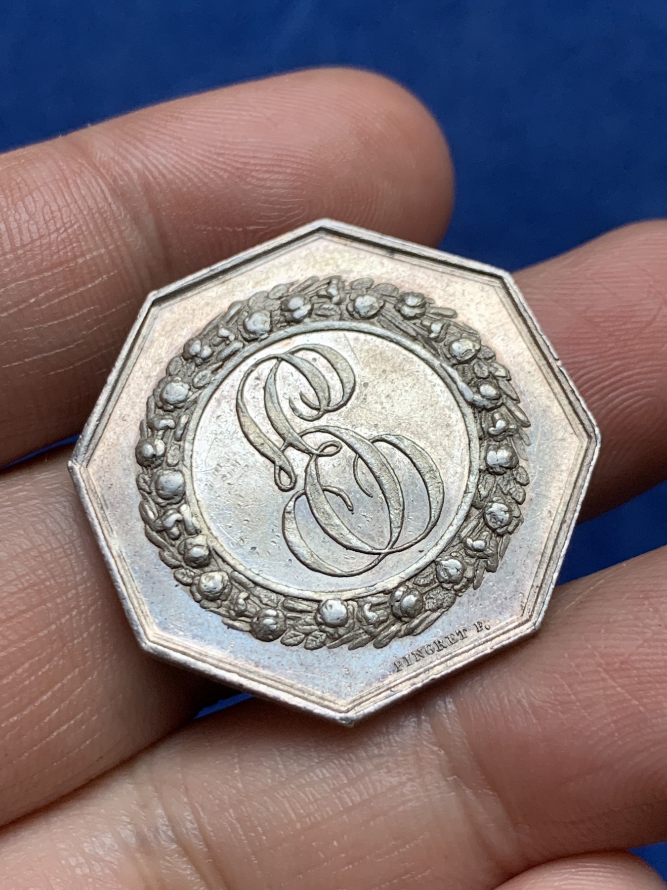 《竞宝斋》第262场-周日，周一，周二 3场连拍 (全场包邮) 法国赌场游戏八角银质代币，铭文：夜晚带来游戏和欢乐，12.55g，30.3mm，早期无边铭