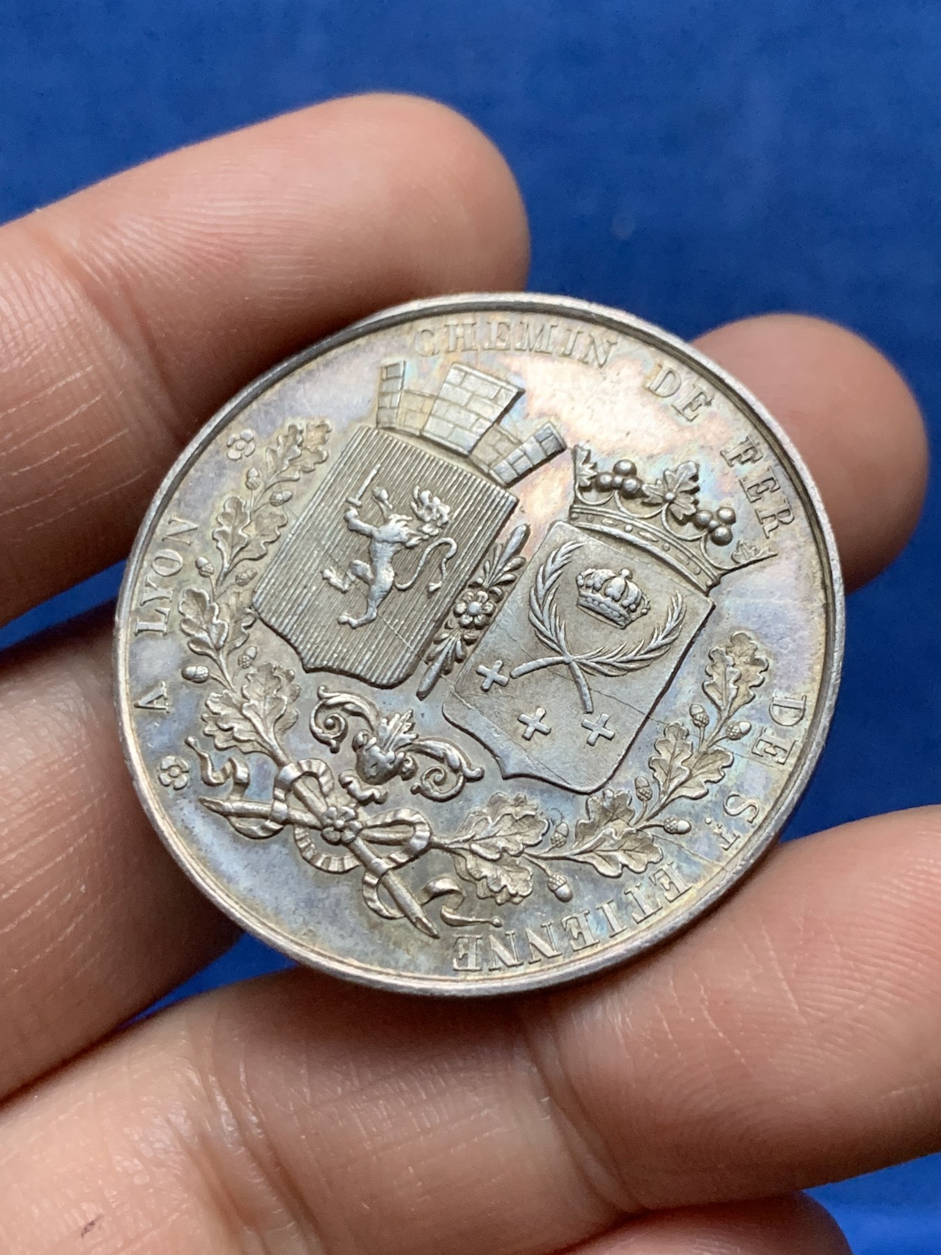 《竞宝斋》第262场-周日，周一，周二 3场连拍 (全场包邮) 法国银质代币，纪念1826年从圣艾蒂安到里昂的铁路，卢瓦尔河与罗纳河河神的上方是商业之神墨丘利，似乎是印证“要致富先修路”，19.80g，36.4mm，油灯边铭