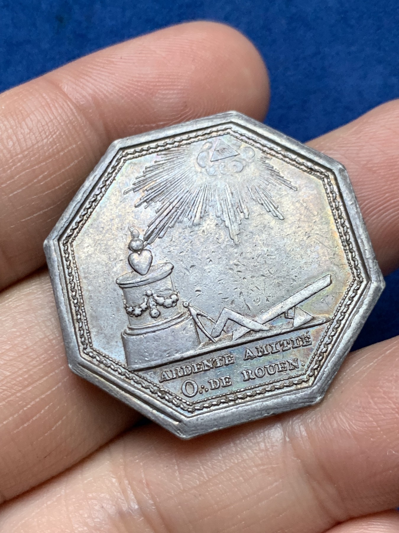 《竞宝斋》第262场-周日，周一，周二 3场连拍 (全场包邮) 法国鲁昂诺曼底关于友谊的八角银章，铭文：即使死亡也没有使他们分离，15.54g，33mm，早期无边铭