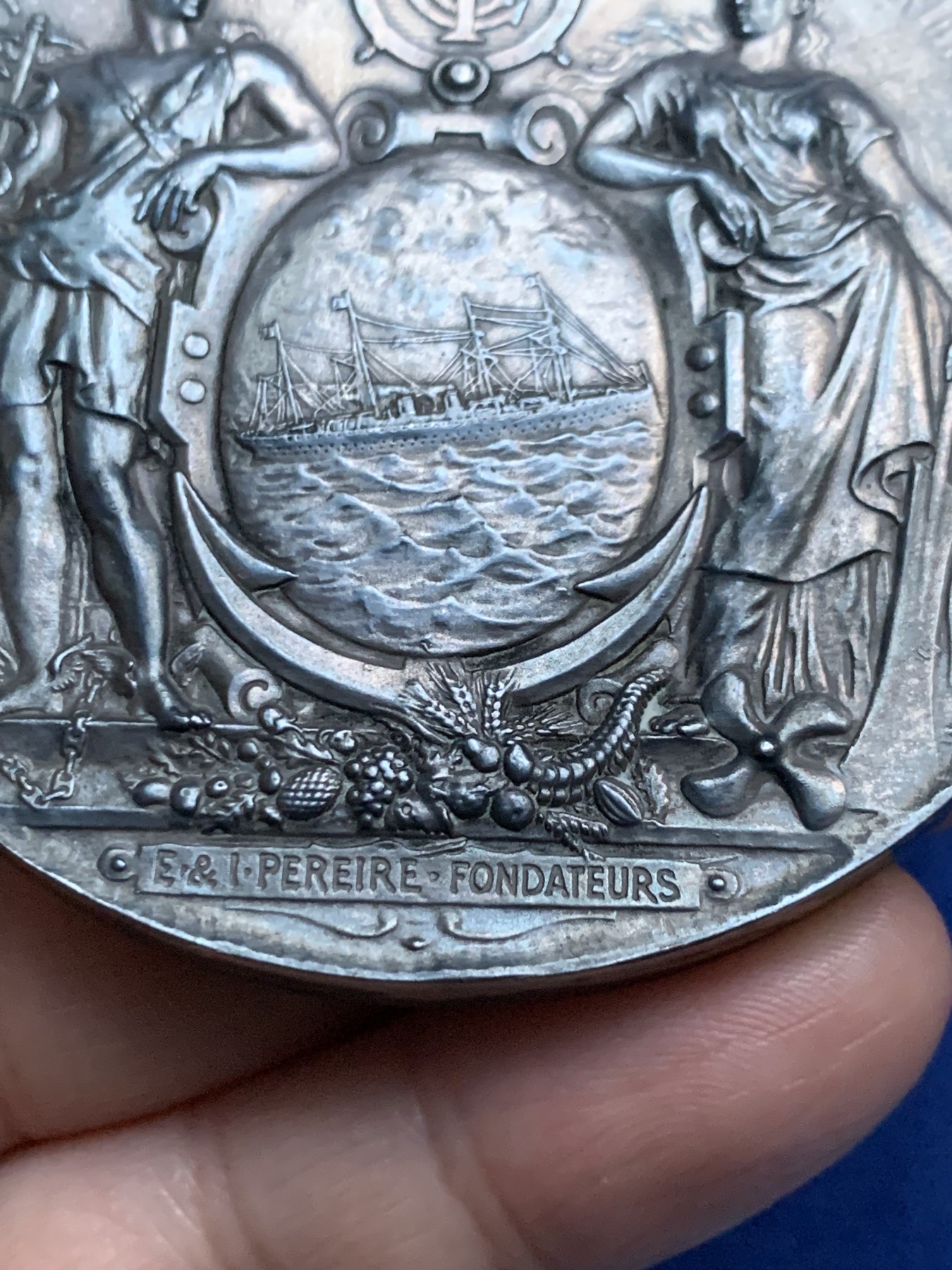 《竞宝斋》第262场-周日，周一，周二 3场连拍 (全场包邮) 法国跨大西洋运输公司银章，航海和商业之神围绕着椭圆的船，女神后面是连接大西洋彼岸的纽约自由女神，165.35g，68mm，边铭：密涅瓦厂标+ARGENT，含银95%