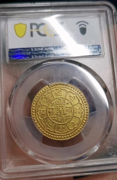 凡希社世界钱币微拍第二百六十六期 VS1991（1934）尼泊尔沙阿王朝比克拉姆tola金币PCGS-MS63，P标签错误，实物重12.55g，900金，直齿边，稀有收藏级品相！请参考视频。
