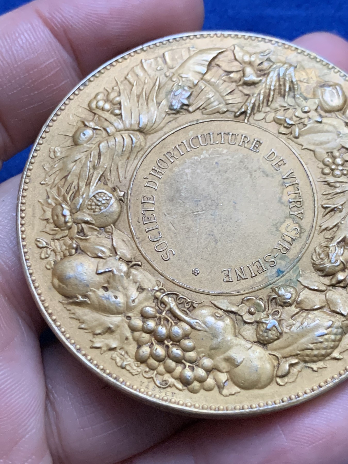 《竞宝斋》第262场-周日，周一，周二 3场连拍 (全场包邮) 法国塞纳河畔维特里园艺协会鎏金银章，86.29g，57.4m，丰饶角边铭