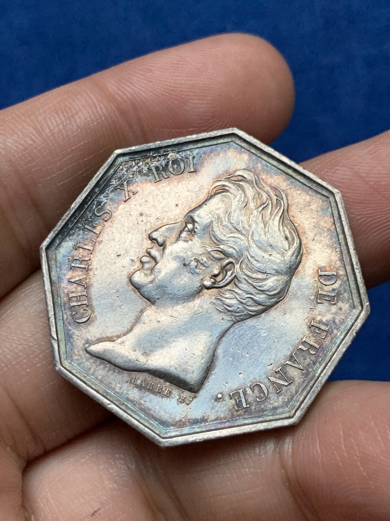 《竞宝斋》第262场-周日，周一，周二 3场连拍 (全场包邮) 法国1826年海外省份瓜德鲁普银行八角银章，17.95g，35.6mm，早期无边铭