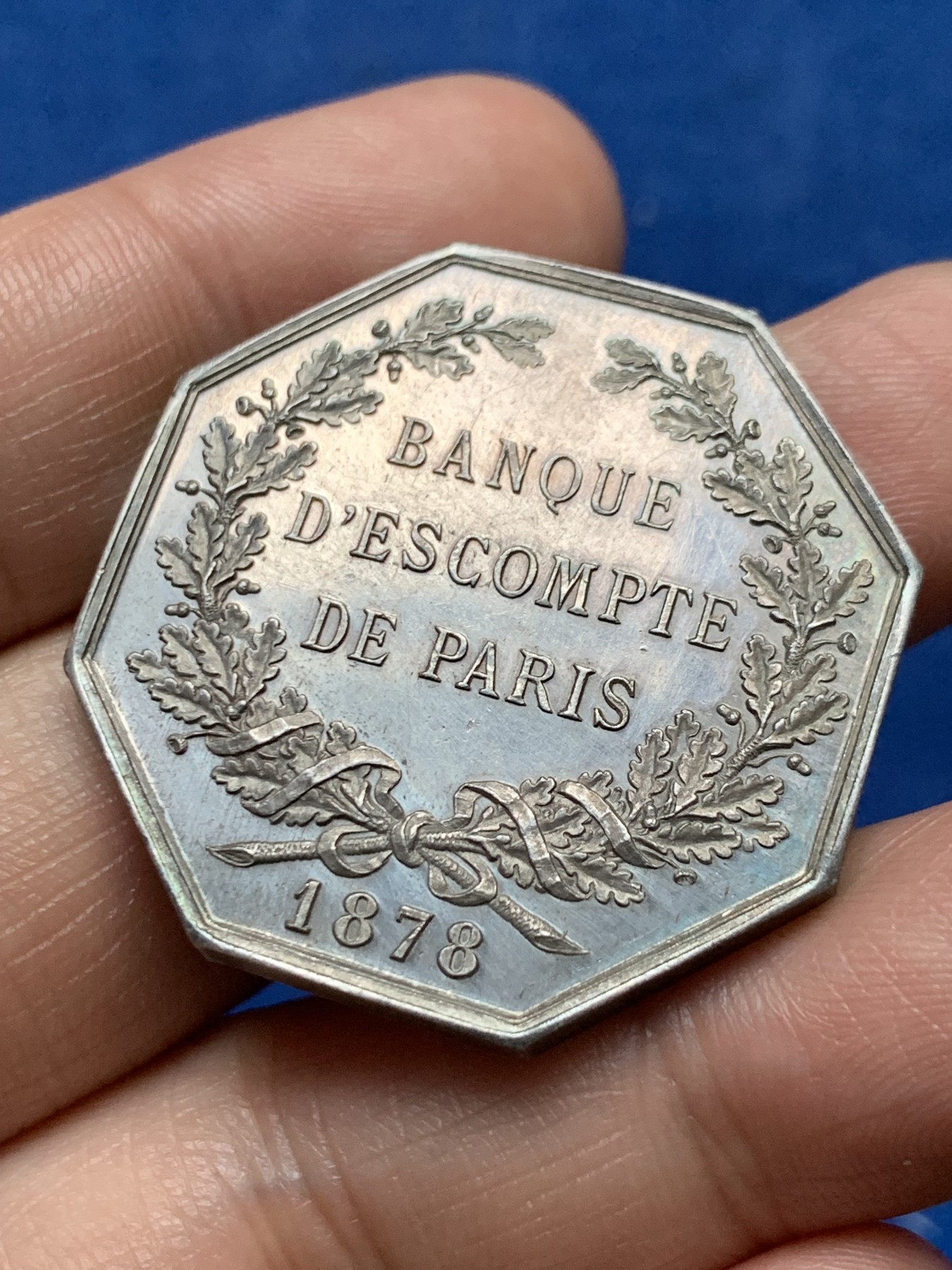 《竞宝斋》第262场-周日，周一，周二 3场连拍 (全场包邮) 法国巴黎贴现银行八角银质代币，厚重，状态极好，23.95g，35.8mm，丰饶角边铭