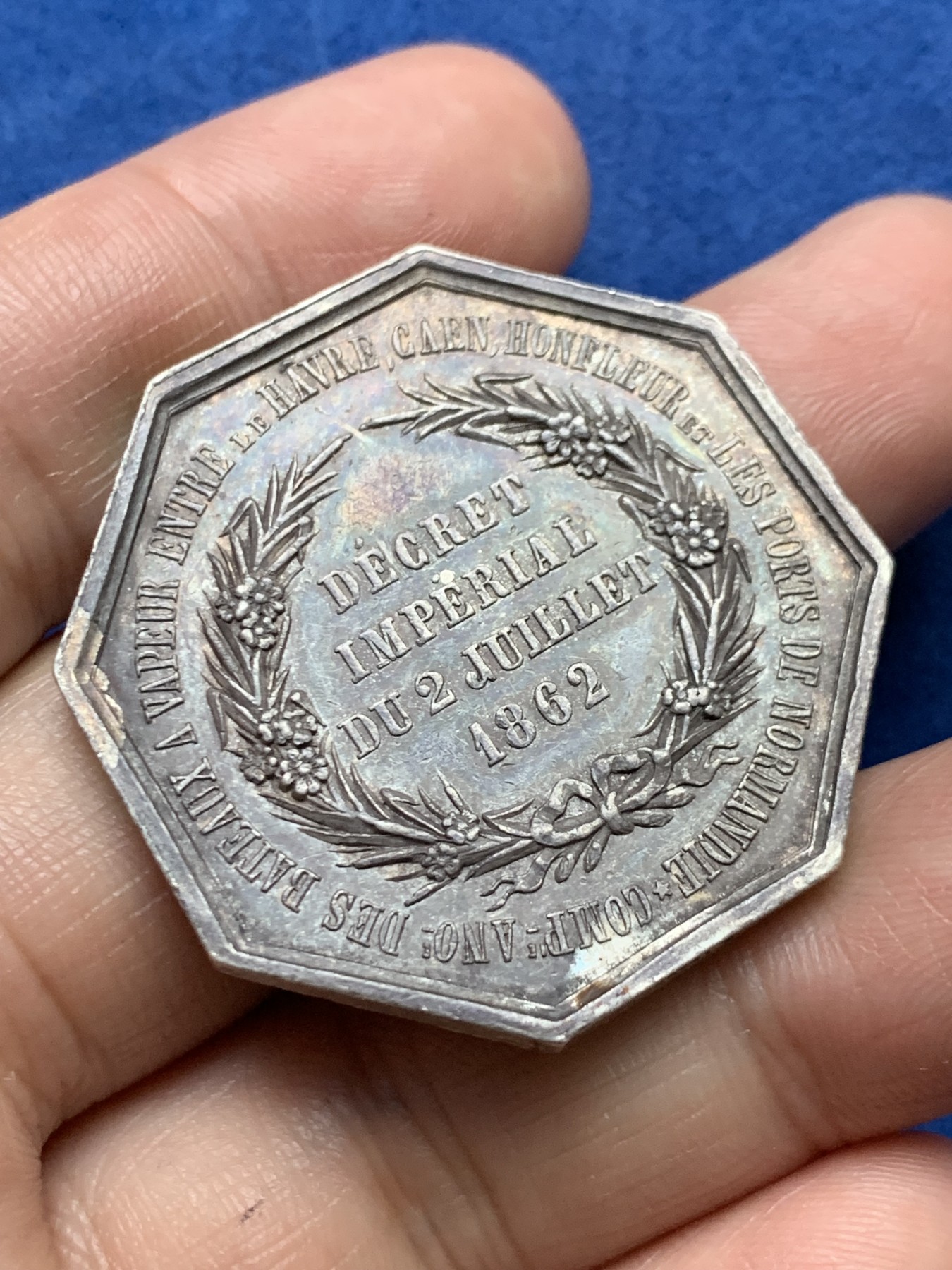 《竞宝斋》第262场-周日，周一，周二 3场连拍 (全场包邮) 法国八角银章，勒阿弗尔、卡昂、翁弗勒尔和诺曼底港口之间的轮船公司，由多个城市徽章组成，侧边后刻1882，25.27g，38.3mm，1860-1879蜜蜂边铭