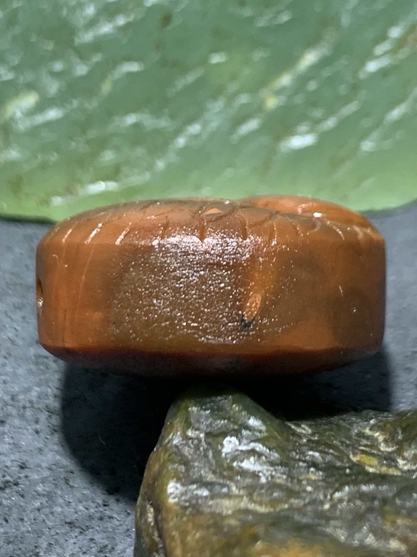 精美亚光高润度战国红玛瑙手工俏色巧雕双鲤鱼板珠一个！