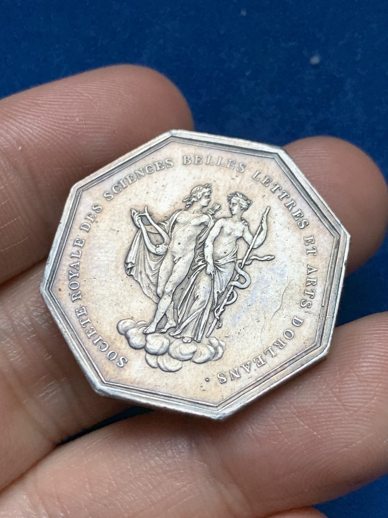 《竞宝斋》第262场-周日，周一，周二 3场连拍 (全场包邮) 法国奥尔良科学与文艺协会八角银质代币，13.17g，30.5mm，早期无边铭