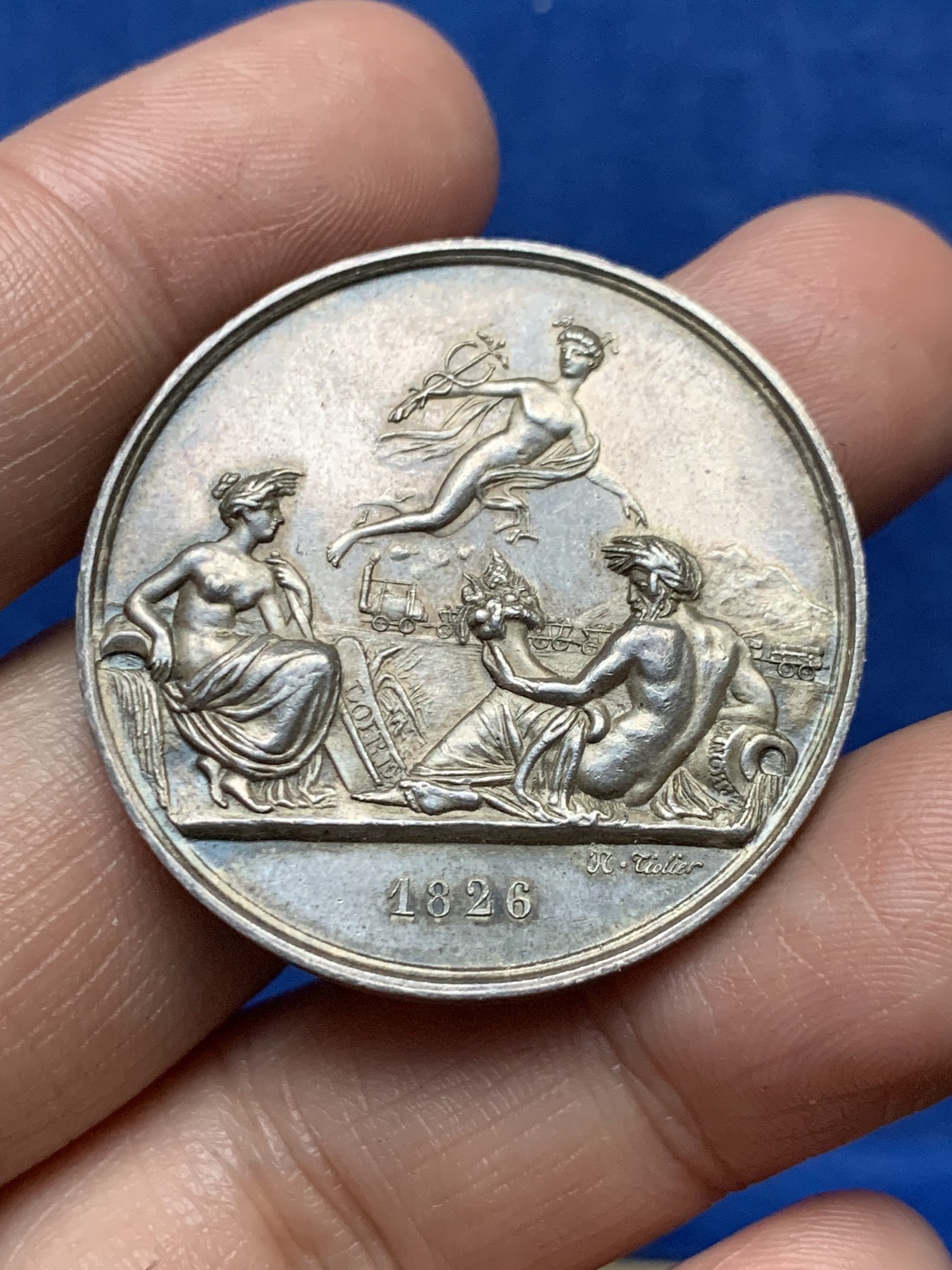 《竞宝斋》第262场-周日，周一，周二 3场连拍 (全场包邮) 法国银质代币，纪念1826年从圣艾蒂安到里昂的铁路，卢瓦尔河与罗纳河河神的上方是商业之神墨丘利，似乎是印证“要致富先修路”，19.80g，36.4mm，油灯边铭