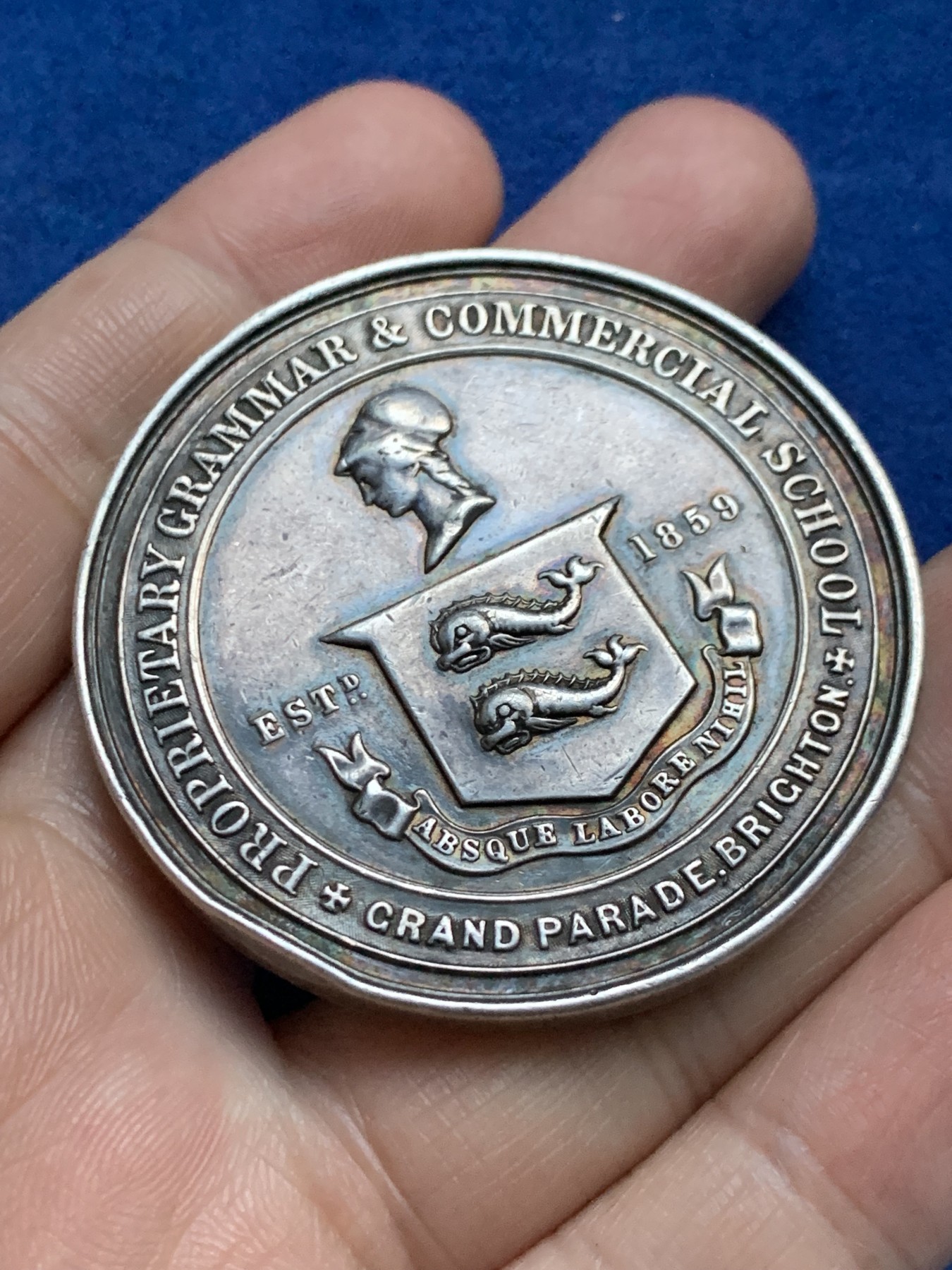 《竞宝斋》第262场-周日，周一，周二 3场连拍 (全场包邮) 英国1869年布莱顿专有语法和商业学校银质奖章，58.93g，51.2mm，磕碰