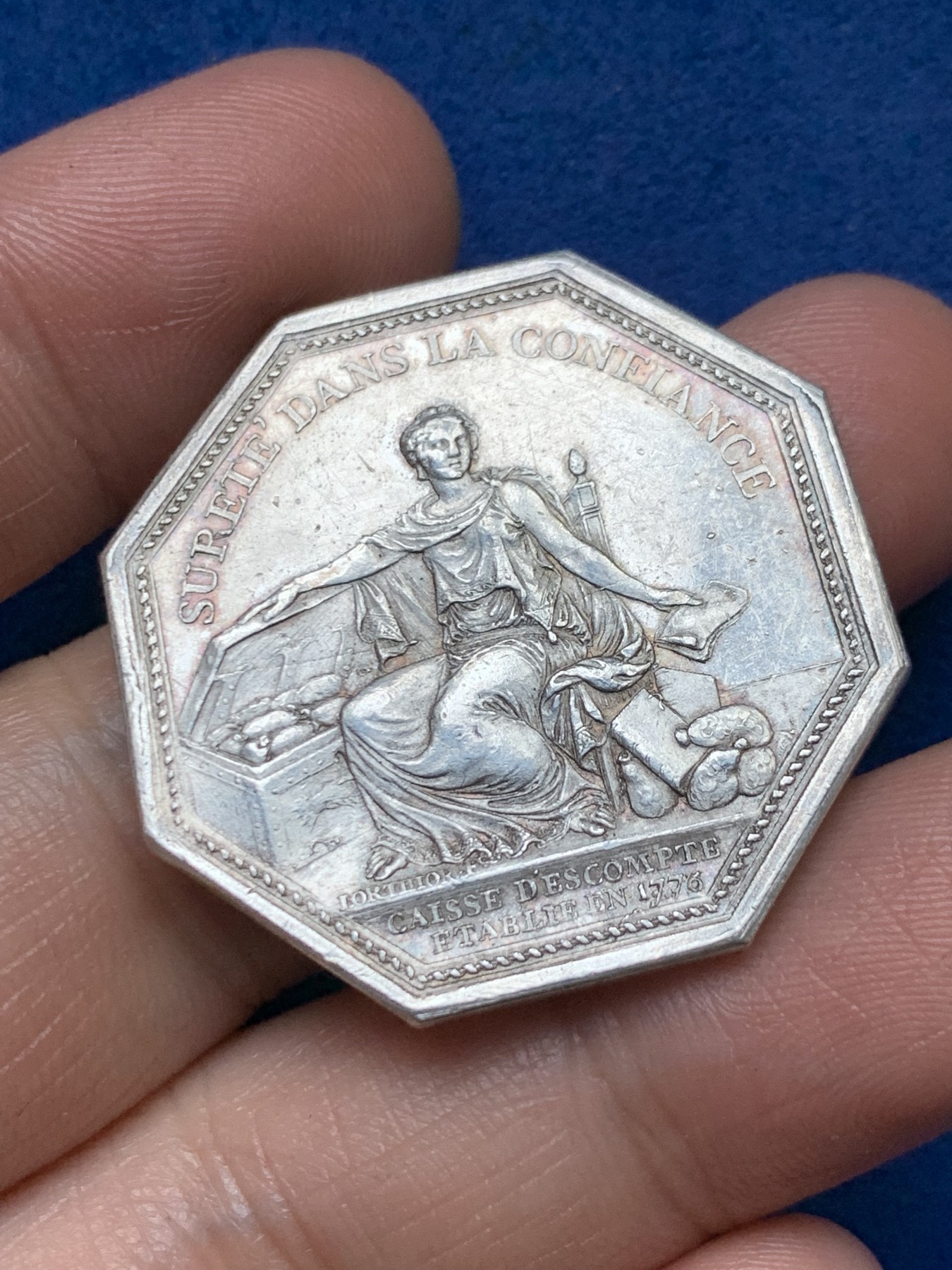 《竞宝斋》第262场-周日，周一，周二 3场连拍 (全场包邮) 法国JETON银质八角，1776年巴黎储蓄银行，直径34.5毫米 重量19.52克，边铭：早期光边原铸