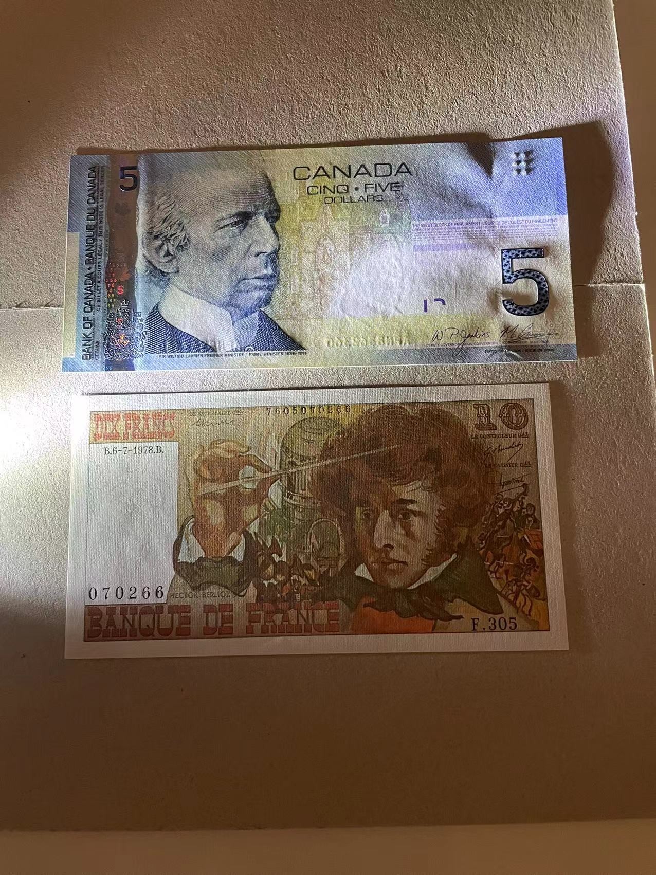 Chase Auction 第28期 - - 外钞、民国钞和人民币混合场！ 加拿大旅版5元和法国1978年10法郎一组，全新unc品相，两张号码都很不错且居中也很好凹凸感特别好，够资格评级（此拍中拍者赠送日本和平精致铁盒香烟盒一个）