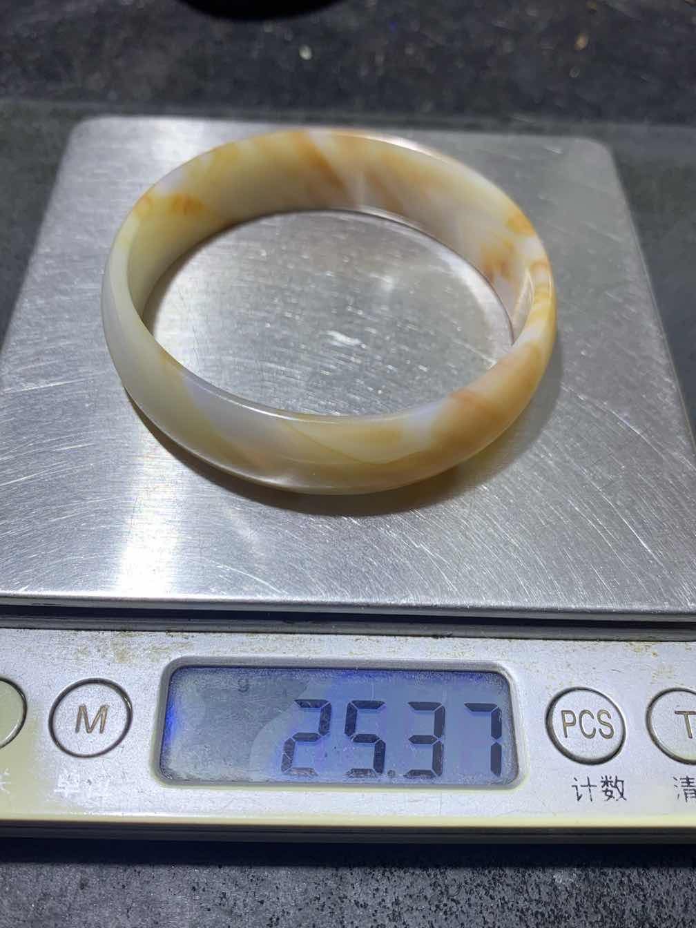 精美亚光高玉化巴西玛瑙手工俏色巧雕蝴蝶手镯一只！
