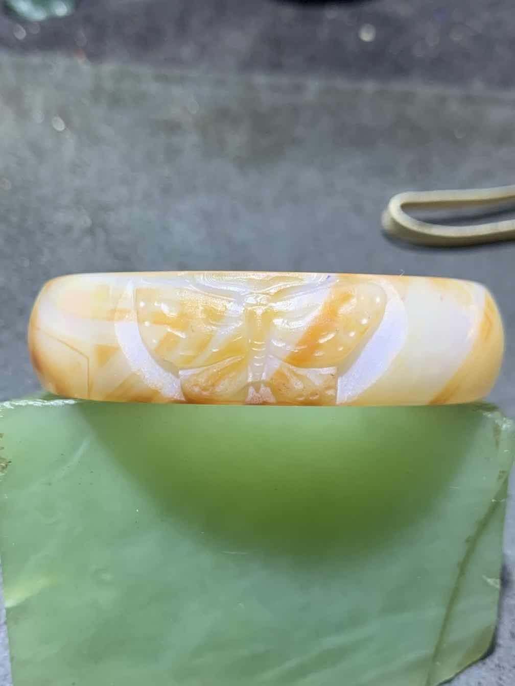 精美亚光高玉化巴西玛瑙手工俏色巧雕蝴蝶手镯一只！