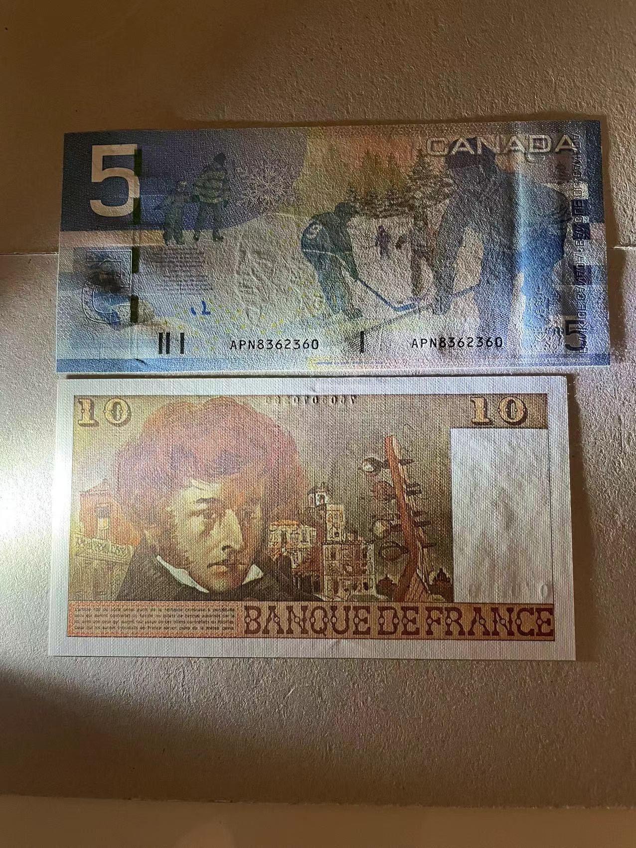 Chase Auction 第28期 - - 外钞、民国钞和人民币混合场！ 加拿大旅版5元和法国1978年10法郎一组，全新unc品相，两张号码都很不错且居中也很好凹凸感特别好，够资格评级（此拍中拍者赠送日本和平精致铁盒香烟盒一个）