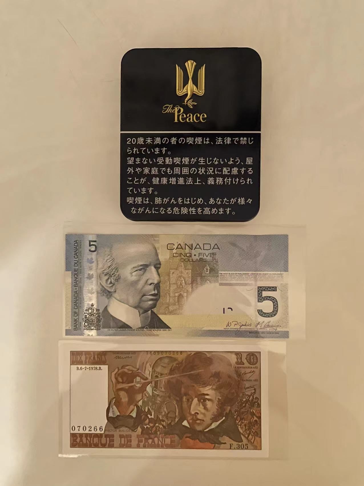 Chase Auction 第28期 - - 外钞、民国钞和人民币混合场！ 加拿大旅版5元和法国1978年10法郎一组，全新unc品相，两张号码都很不错且居中也很好凹凸感特别好，够资格评级（此拍中拍者赠送日本和平精致铁盒香烟盒一个）