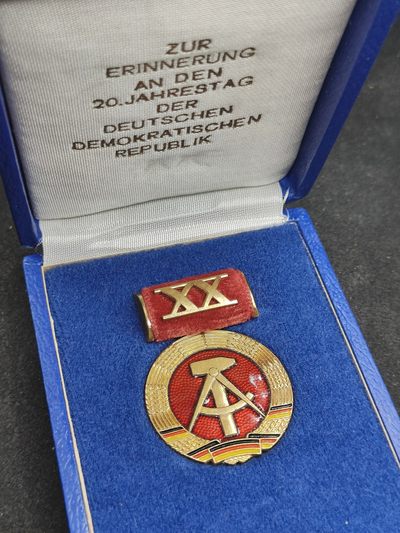 全场0元起拍 第150期 咸鱼国勋章拍卖专场 4月24日（周三）下午6：00开始 - 早期第一版良好做工 铜珐琅 东德20周年建国纪念章