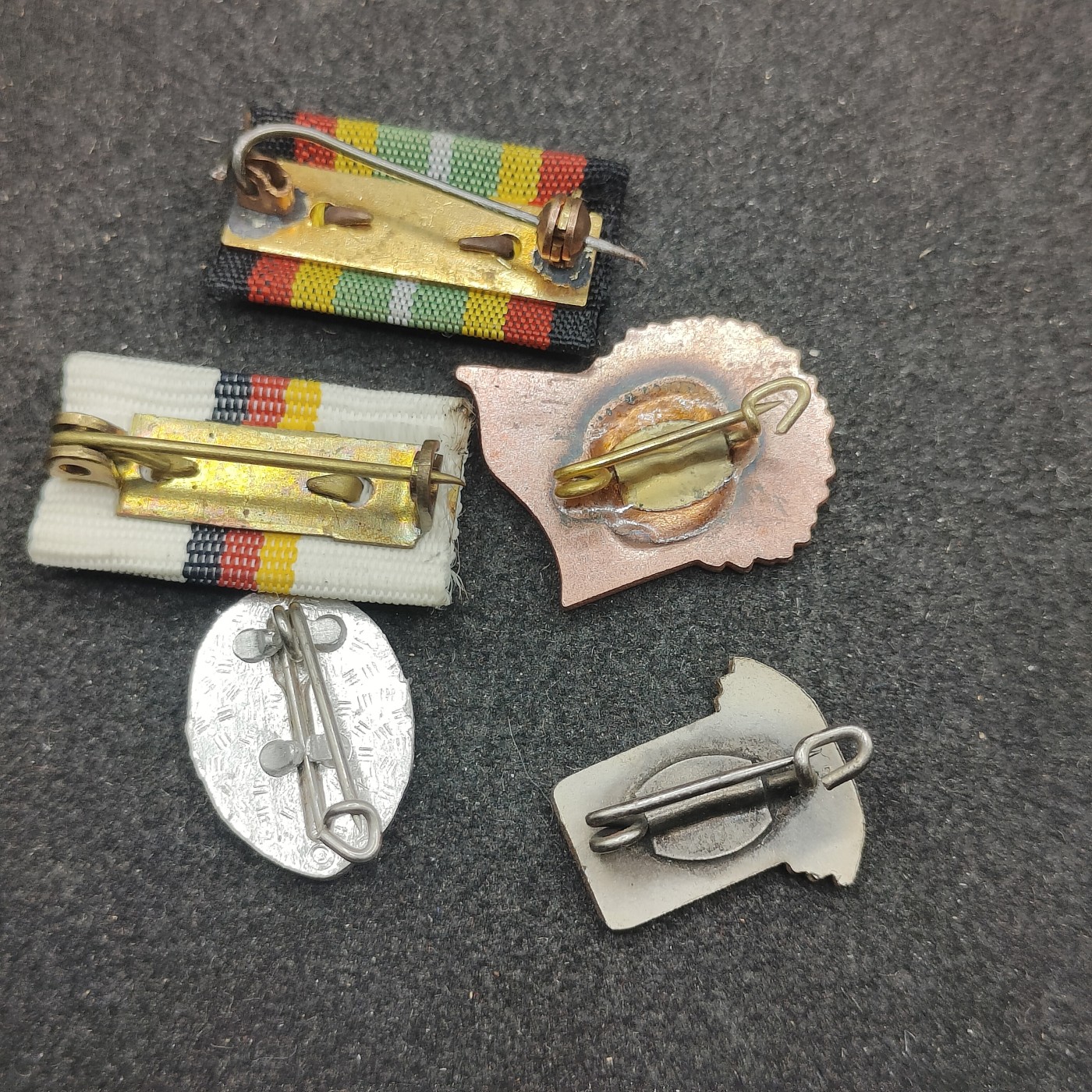 全场0元起拍 第150期 咸鱼国勋章拍卖专场 4月24日（周三）下午6：00开始 东德徽章略一组