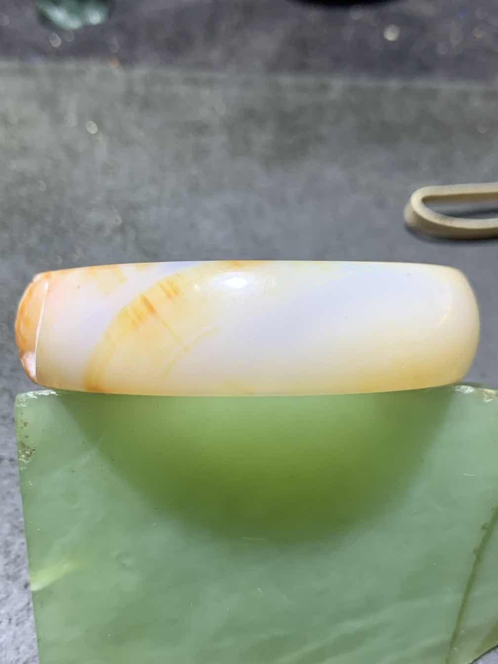 精美亚光高玉化巴西玛瑙手工俏色巧雕蝴蝶手镯一只！