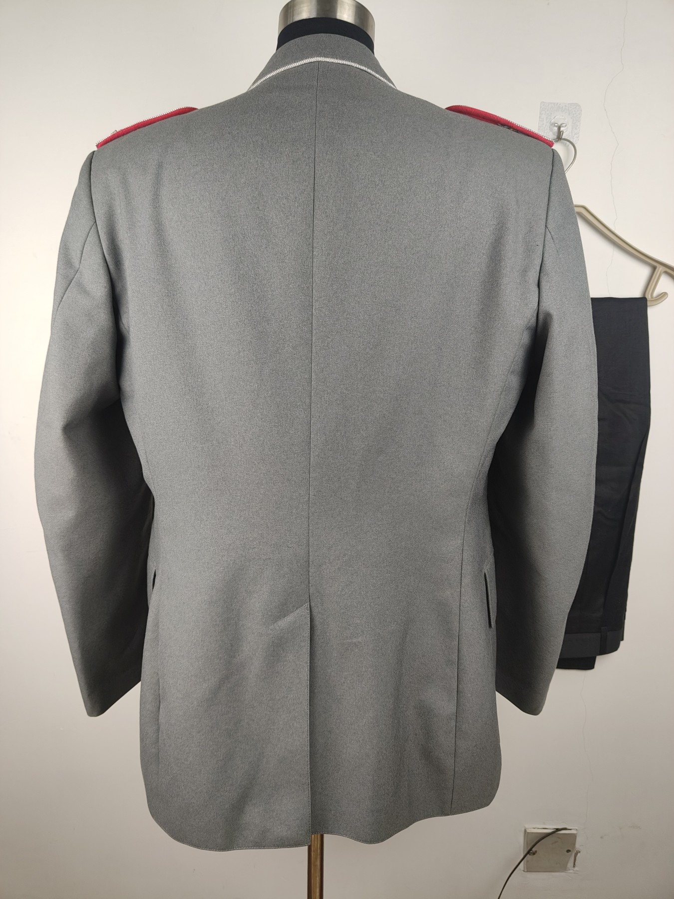 全场0元起拍 第150期 咸鱼国勋章拍卖专场 4月24日（周三）下午6：00开始 西德军官装甲兵中校常服一套 胸围108 肩宽46 衣长79 袖长75 腰围84 裤长110