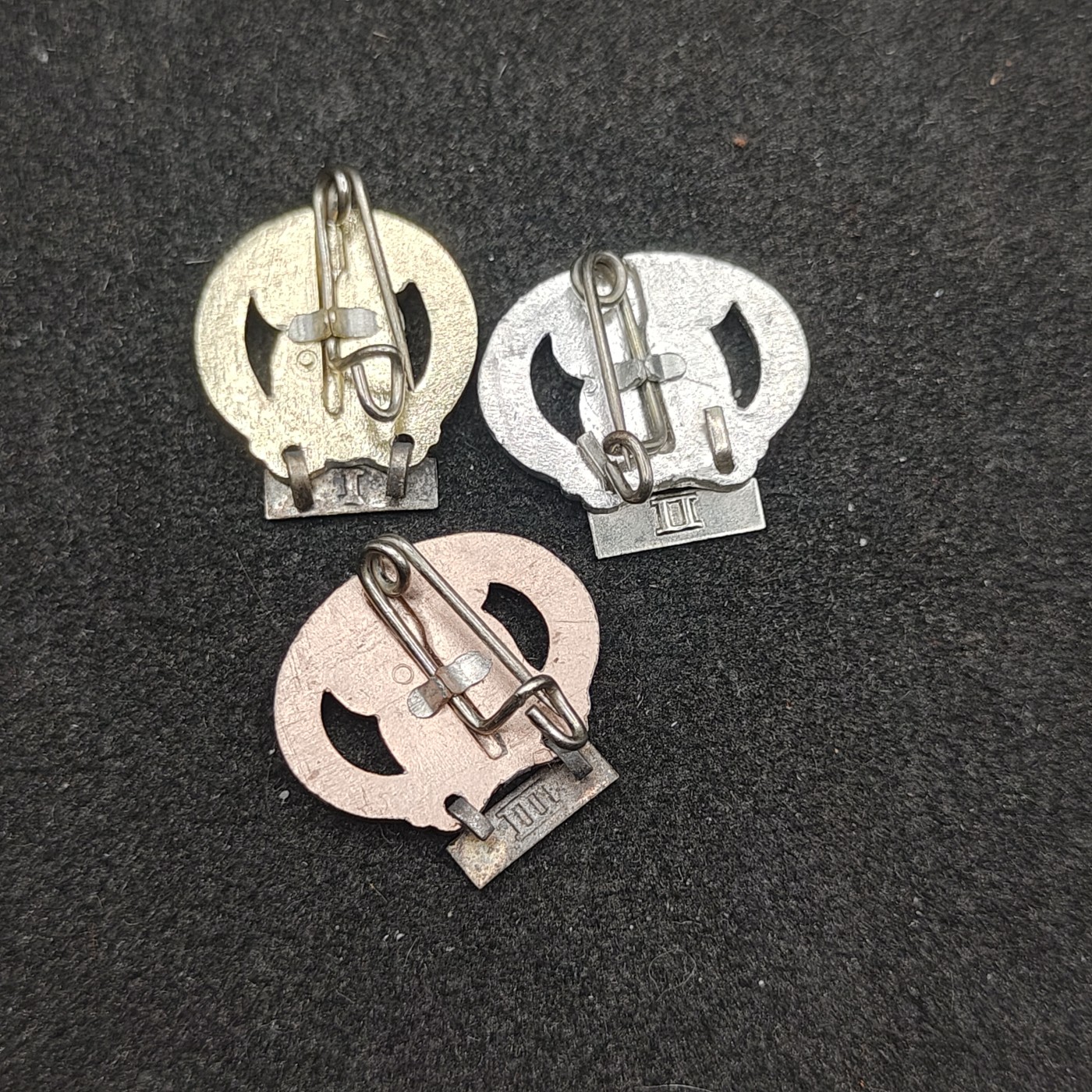 全场0元起拍 第150期 咸鱼国勋章拍卖专场 4月24日（周三）下午6：00开始 稀有带下挂 东德体能章 金银铜一组