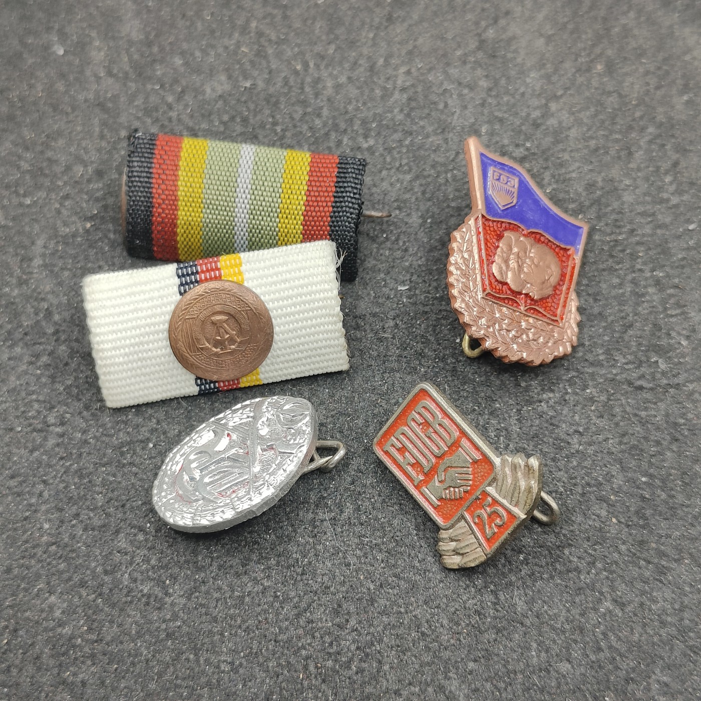 全场0元起拍 第150期 咸鱼国勋章拍卖专场 4月24日（周三）下午6：00开始 东德徽章略一组