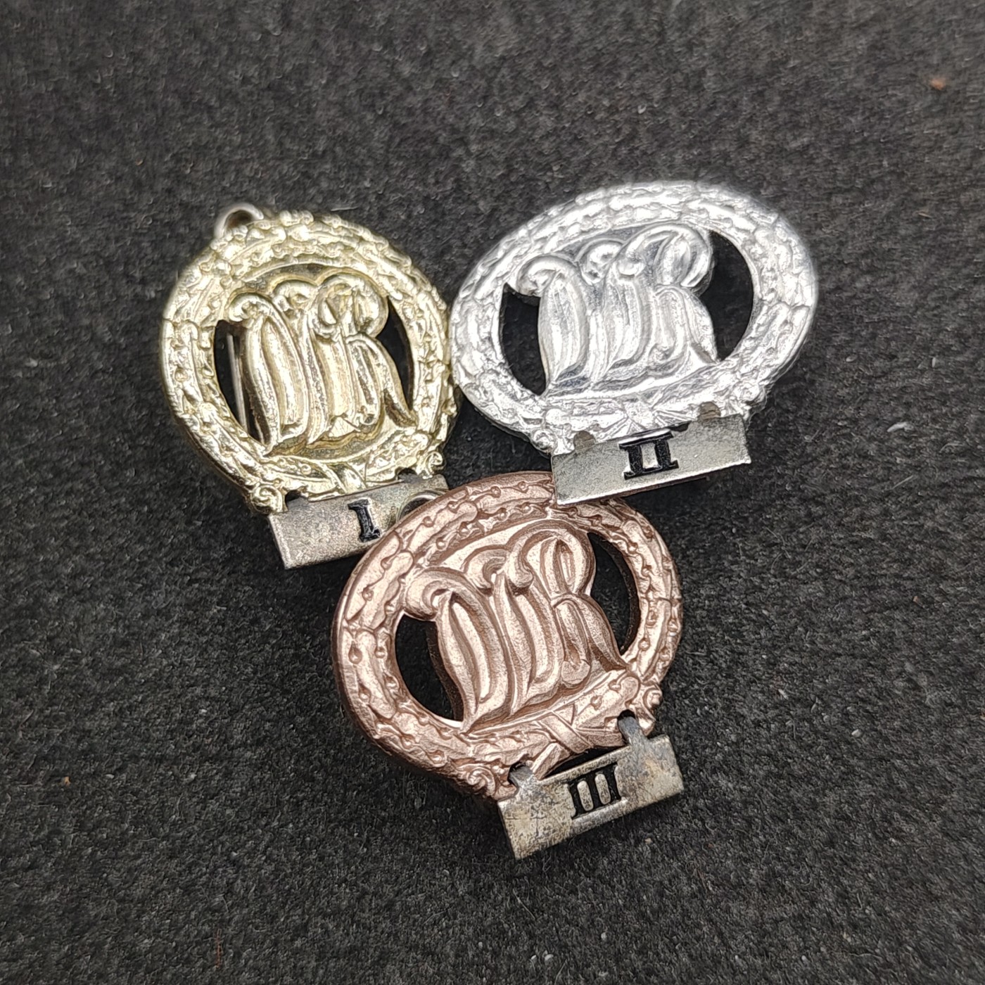 全场0元起拍 第150期 咸鱼国勋章拍卖专场 4月24日（周三）下午6：00开始 稀有带下挂 东德体能章 金银铜一组