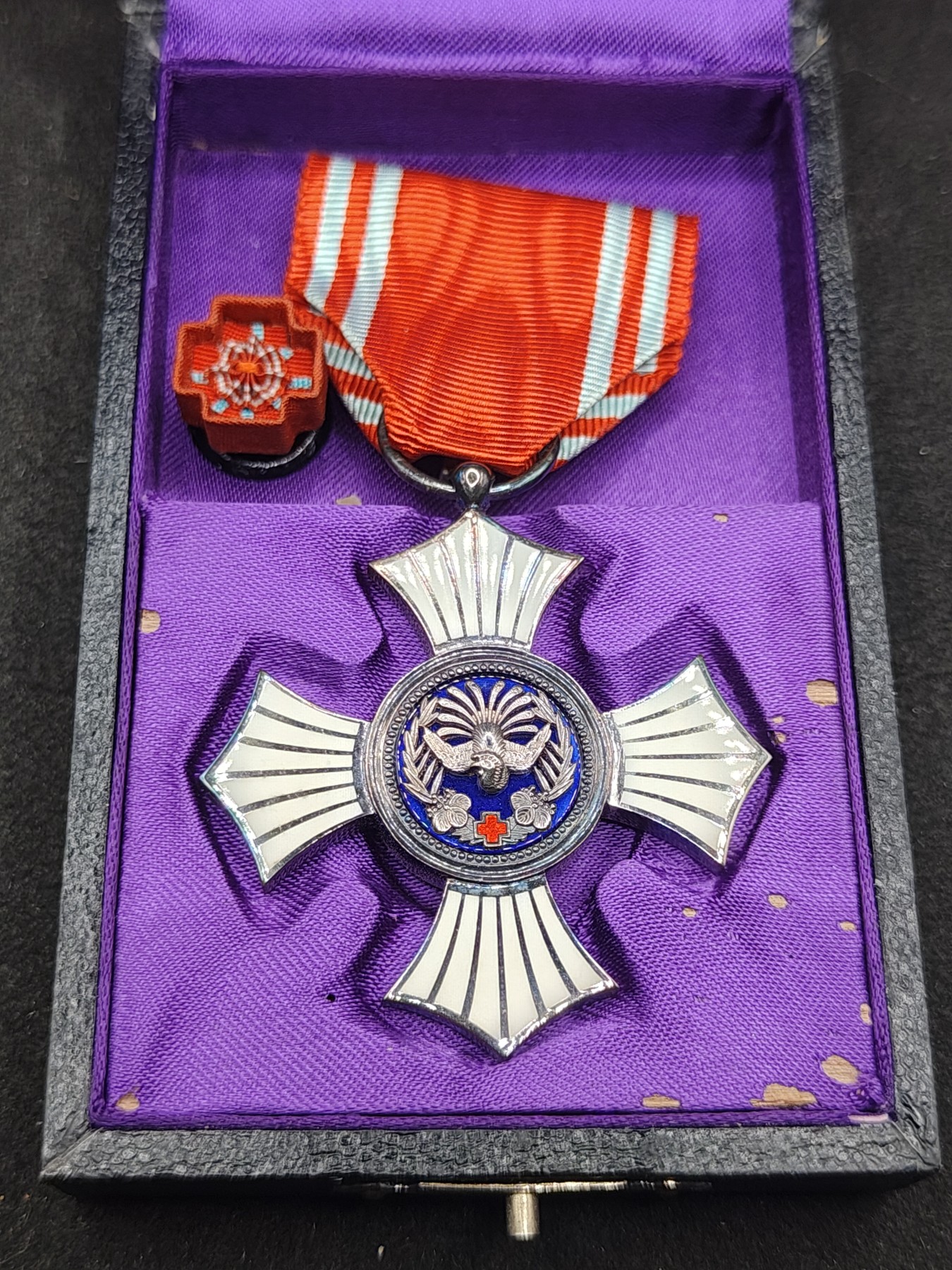全场0元起拍 第150期 咸鱼国勋章拍卖专场 4月24日（周三）下午6：00开始 早期稀有 纸皮盒 赤十字有功章 银制带盒略