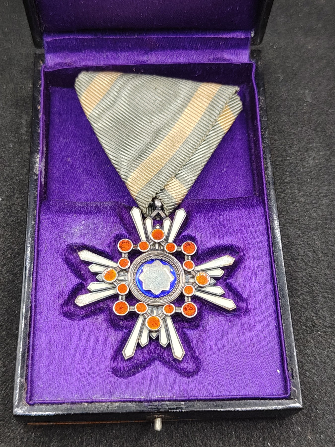 全场0元起拍 第150期 咸鱼国勋章拍卖专场 4月24日（周三）下午6：00开始 日本明治时期 稀少蓝色绶带 六等瑞宝章银制带盒